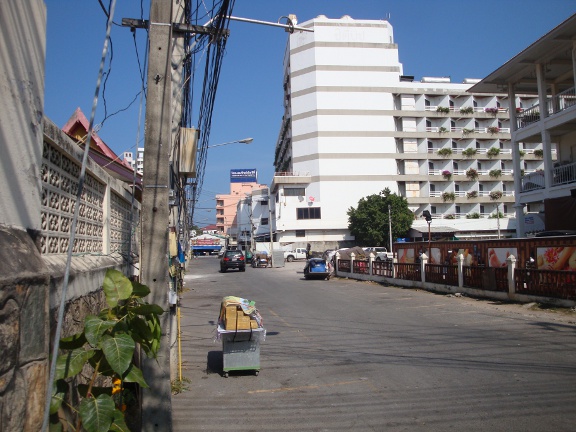 Daytime view from Petchkasem Road