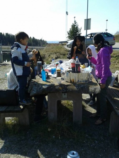 Enjoying a meal outdoor - now we're talking !