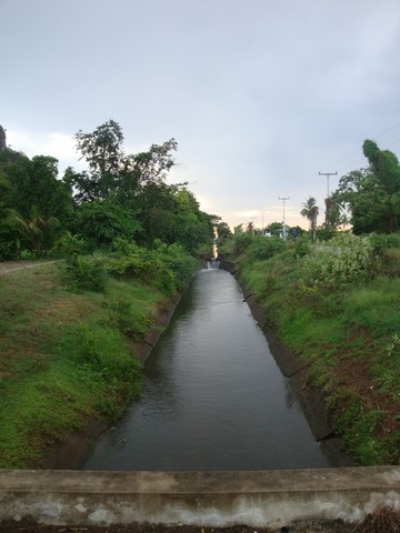 there was a river/canal running alongside the road to our right.