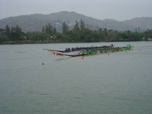 2 dragon boats racing