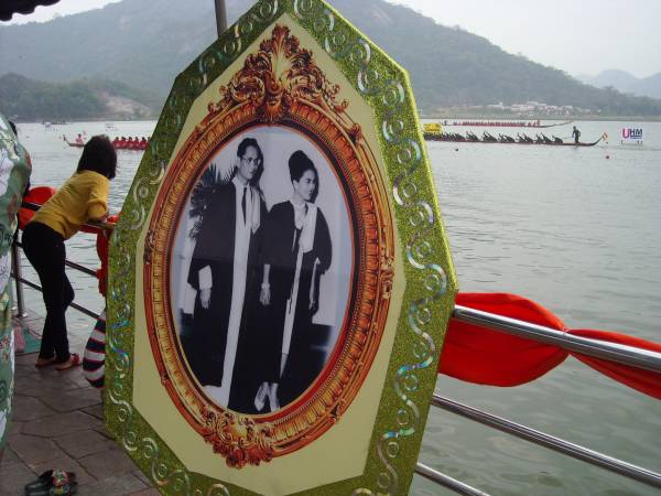 Picture of King and Queen with dragon boat in background