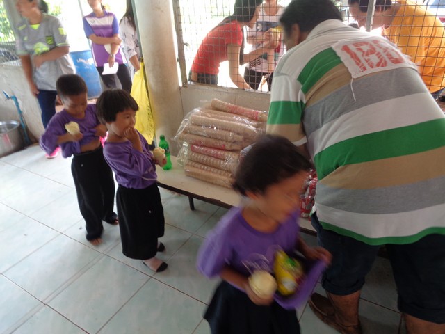 Every kiddie was given an ice cream and a bag of goodies.  The first couple were too impatient to wait for a bag.