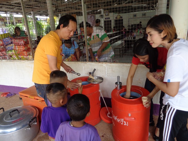 Every kiddie was given an ice cream and a bag of goodies.  Serving ice cream