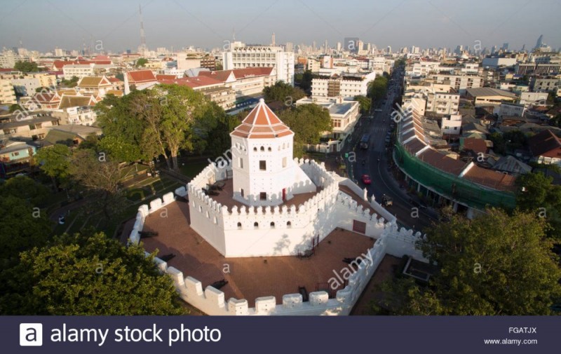 a-aerial-view-of-pom-phra-sumen-fort-on-phra-athit-road-in-the-evening-FGATJX.jpg