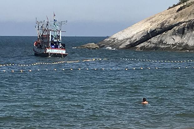 A shark net equipped with buoys is installed on Hat Sai Noi beach. (Photo by Chaiwat Satyaem)