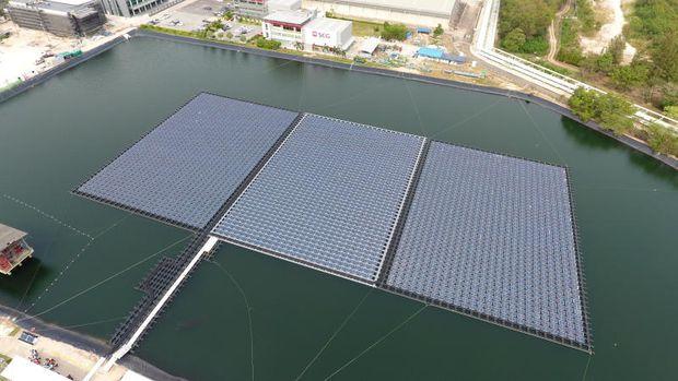 A floating solar farm is shown at a pond at SCG Chemicals’ plant in Rayong’s Map Ta Phut Industrial Estate. (Photo supplied by SCG)