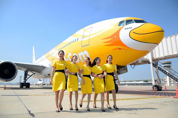 NokScoot cabin attendants pose in front of a Boeing 777-200 at Don Mueang airport on Feb 1, 2017. (NokScoot photo)