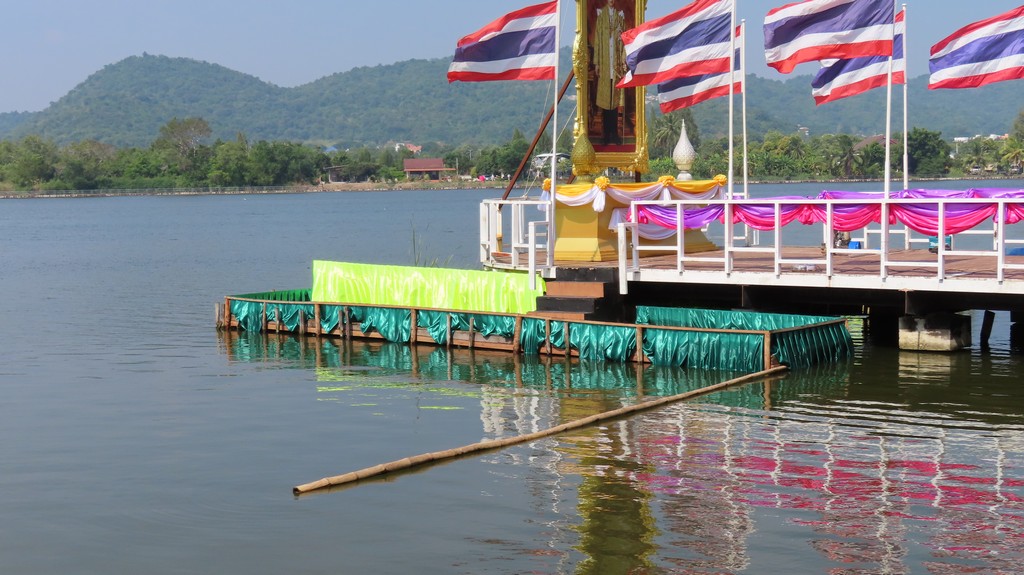 What was I saying about somebody having half a technical brain cell?  The launch stations have been shortened, and a boom has been put in place to make Krathong collection easier by boat.