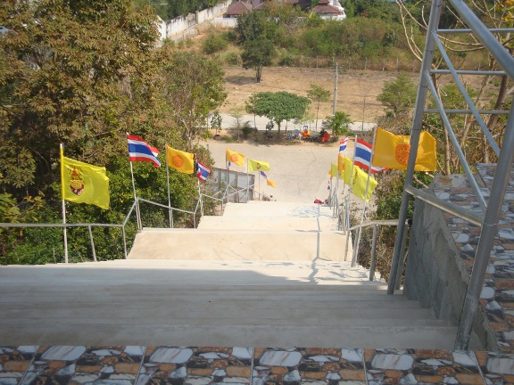 A brand new staircase to the top of the hill has recently been built (I drove up),