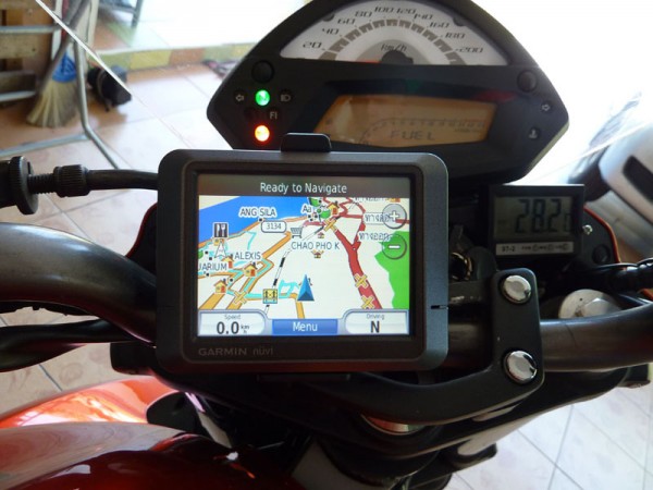 GARMIN-NUVI 205.jpg