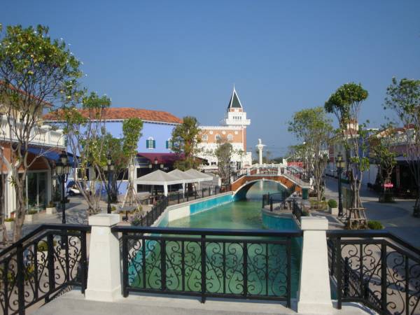 V mall Gondola and bridge