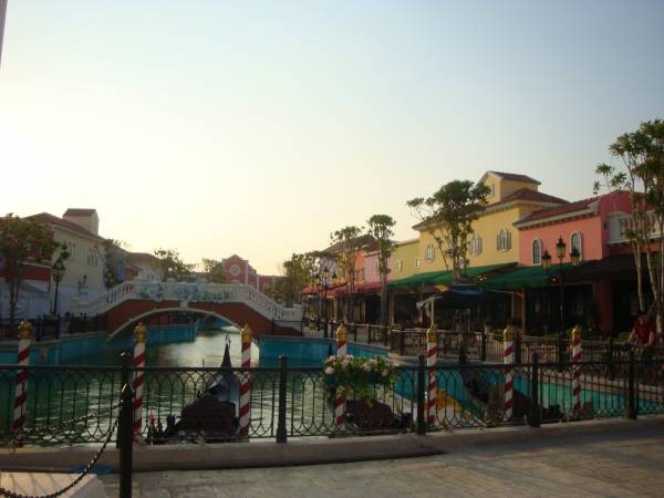 V Mall gondola area