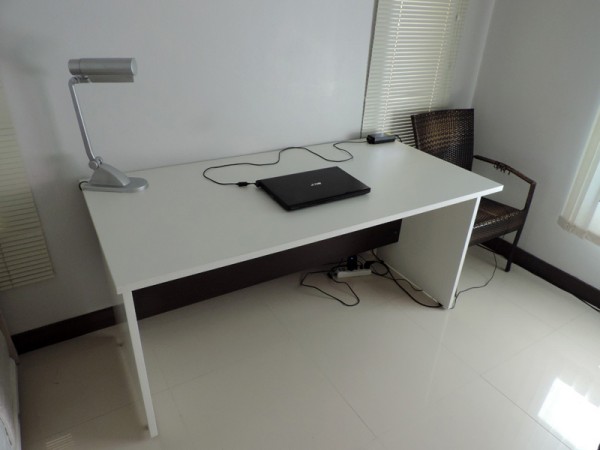 desk1.jpg