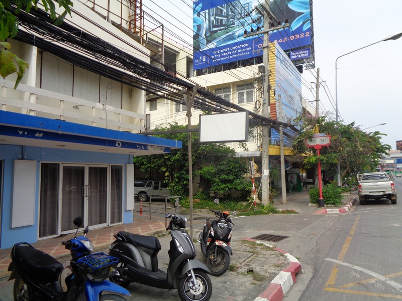 Turn left at Soi 78 - brilliant sign posting.