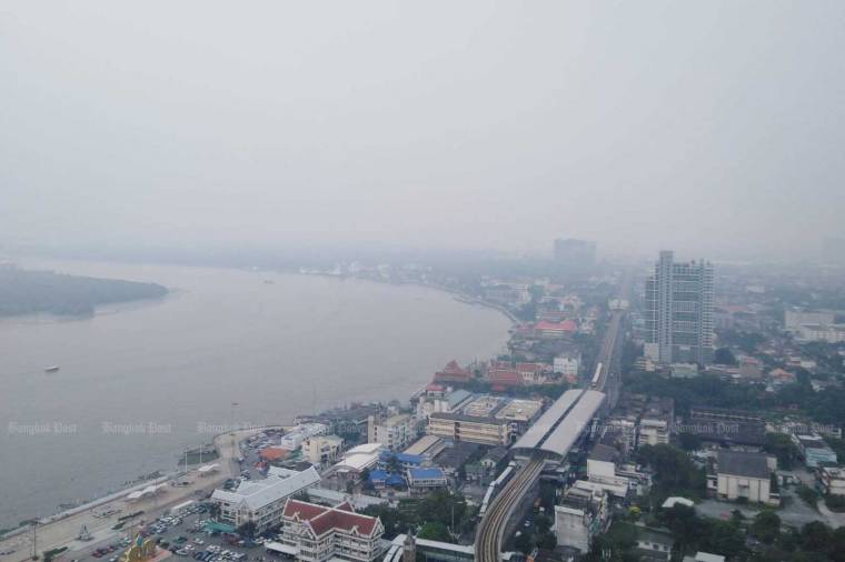 Thick smog covers Samut Prakan and Bangkok on Monday morning. (Photo by Somchai Poomlard)