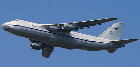 An-124_RA-82028_in_formation_with_Su-27_09-May-2010_(cropped).jpg