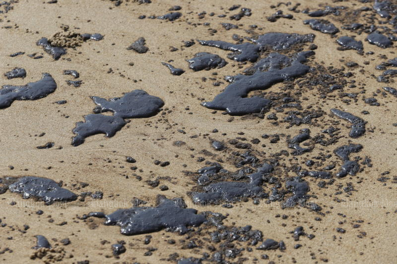 Oil that leaked from an underwater pipeline in the Gulf of Thailand washes up on a beach in Rayong province on Friday. (Photo: Pornprom Satrabhaya)