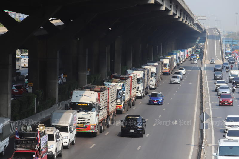 Big trucks park along Vibhavadi Rangsit Road near the Energy Ministry in Bangkok on Tuesday, as truck operators repeat their demands for lower diesel prices. (Photo: Wichan Charoenkiatpakul)