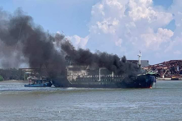 Smoke billows from tanker Ampar 8 at the mouth of the Chao Phraya River on Sunday following an explosion on board. (Photo from Boonwipa Rescue Volunteer Facebook account)