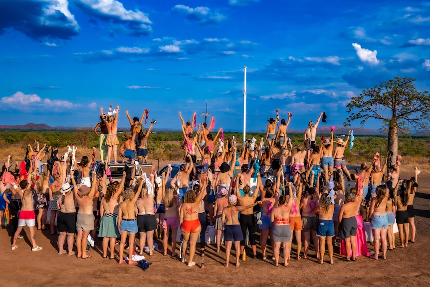 About 100 woman gathered in Kununurra for the photo shoot on Sunday.(Supplied: Sarah Duguid)