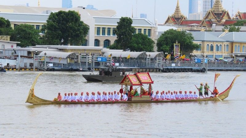Ekkachai  Hoen Hao or Ekkachai Lao Thong.  These barges are mentioned in the account of the reign of King Narai the Great (reigned 1656 - 1688) of the Ayutthaya Kingdom.
